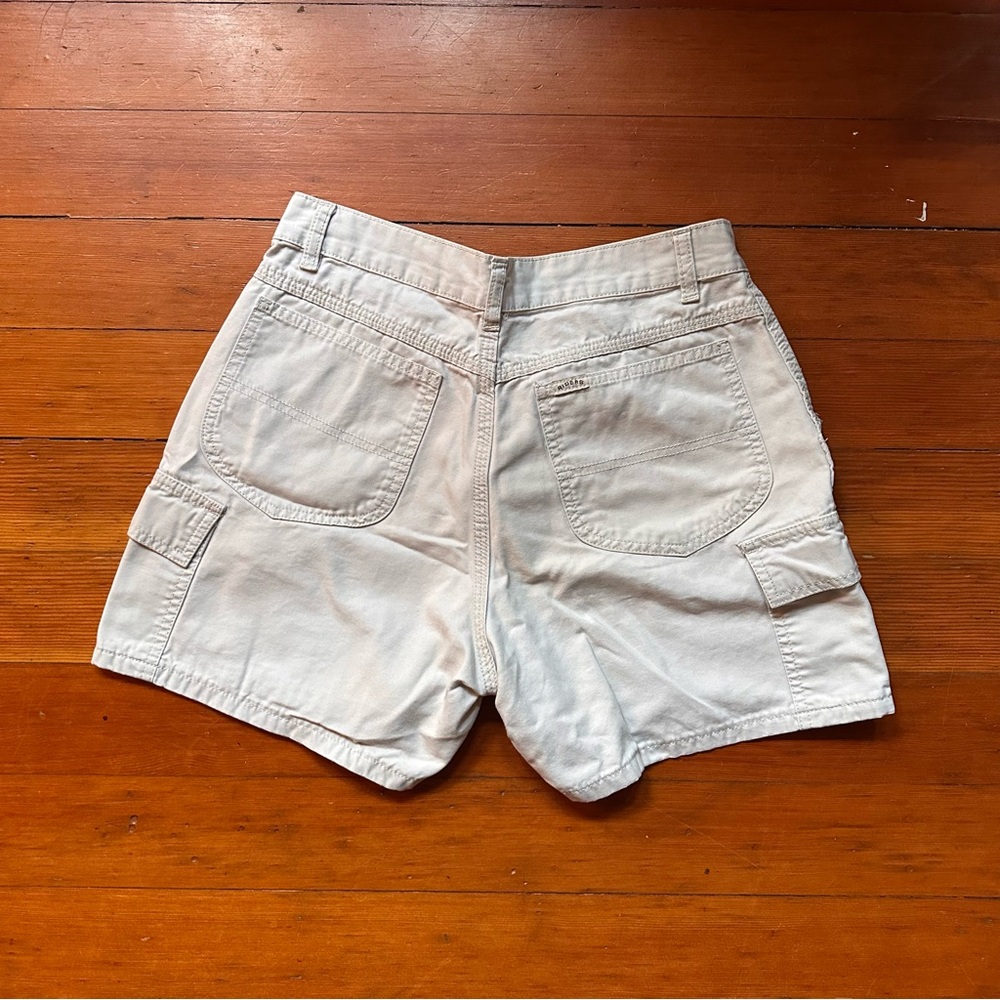 Lee’s cargo shorts, off-white.